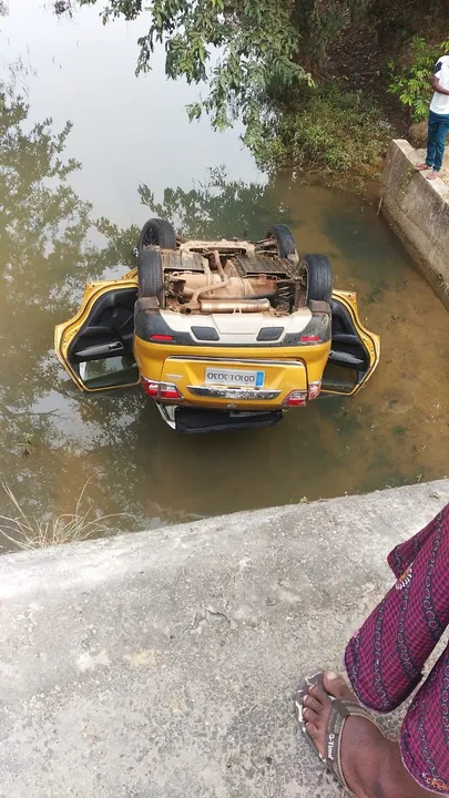  ଭାରସାମ୍ୟ ହରାଇ ପୋଲ ତଳକୁ ଖସିଲା କାର