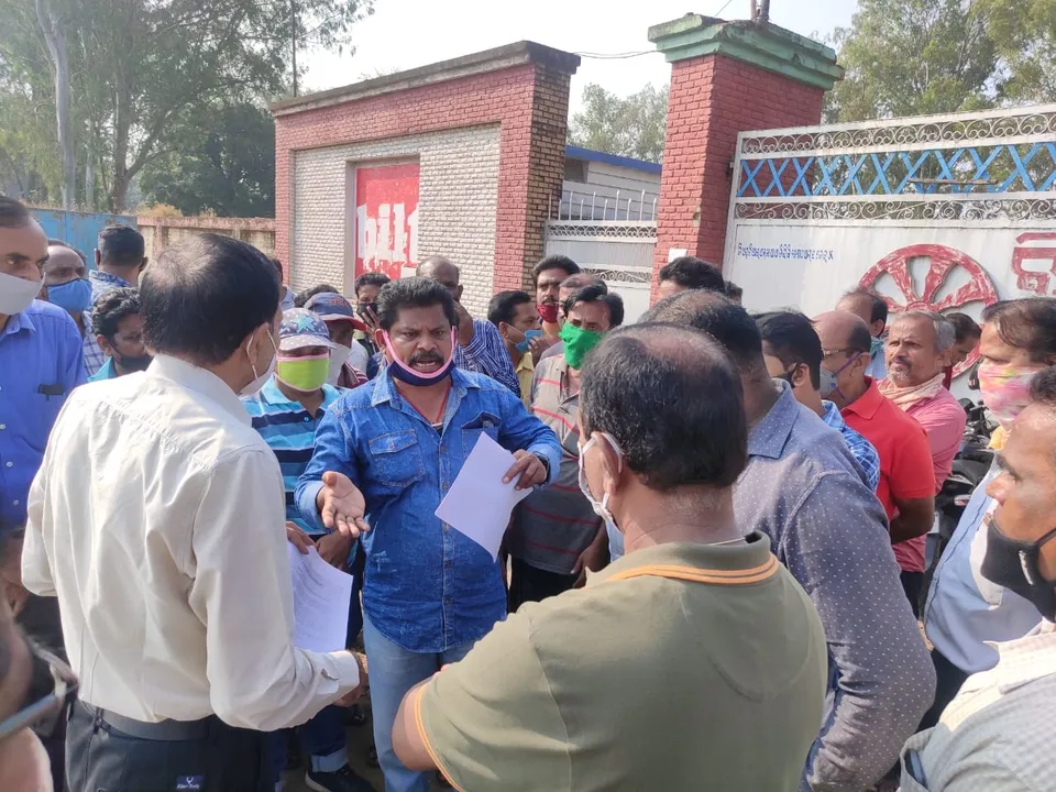  ମନମାନି: ନ୍ୟାୟ ଦାବି ପାଇଁ କର୍ତ୍ତୃପକ୍ଷଙ୍କୁ ଘ‌େରିଲେ ଶତାଧିକ ଶ୍ରମିକ, ୪ ଘଣ୍ଟା ଧରି ହଲପଟା ହେଲେ ୟୁନିଟ ମୁଖ୍ୟ ଓ ଏଚଆର