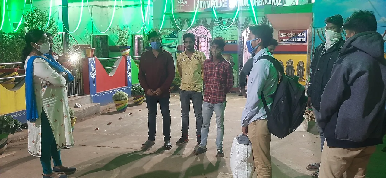  ଚାକିରି ଦେବା ନାଁରେ ଠକେଇ: ଗୃହବନ୍ଦୀରେ ଥିବା ୫୦ ଯୁବକ ଉଦ୍ଧାର, ଘରୋଇ କଂପାନିର ୩ କର୍ମଚାରୀ ଅଟକ