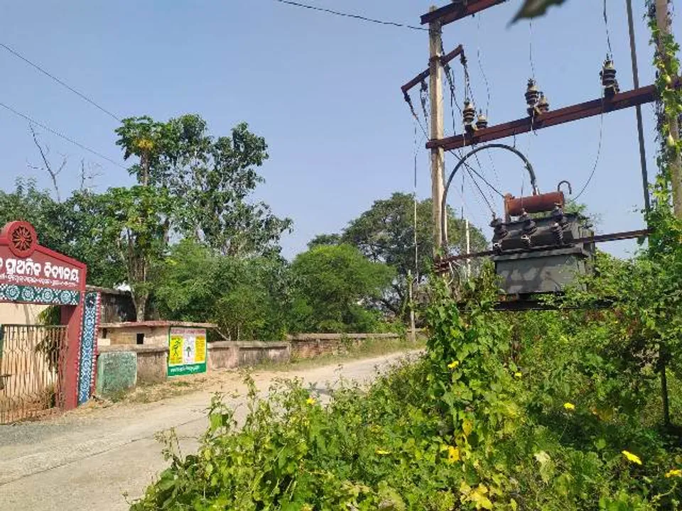  ପାଇକମାଳ : ସ୍କୁଲ ସମ୍ମୁଖରେ ମୁକୁଳା ଟ୍ରାନ୍ସଫର୍ମର
