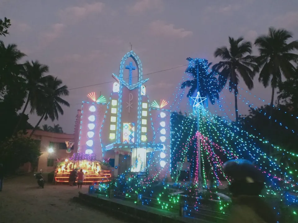  ବାଲେଶ୍ୱର: ବଡ଼ଦିନ ପାଇଁ ଚର୍ଚ୍ଚରେ ଅଲୋକସଜ୍ଜା। (ଫଟୋ ମନୋଜ ବିଶ୍ୱାଳ)