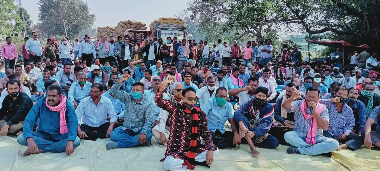  ସମ୍ବଲପୁରରେ ବିଭିନ୍ନ ଦାବି ନେଇ ରାସ୍ତାରୋକ କଲେ ଚାଷୀ, ତେଜୁଛି ଆନ୍ଦୋଳନ
