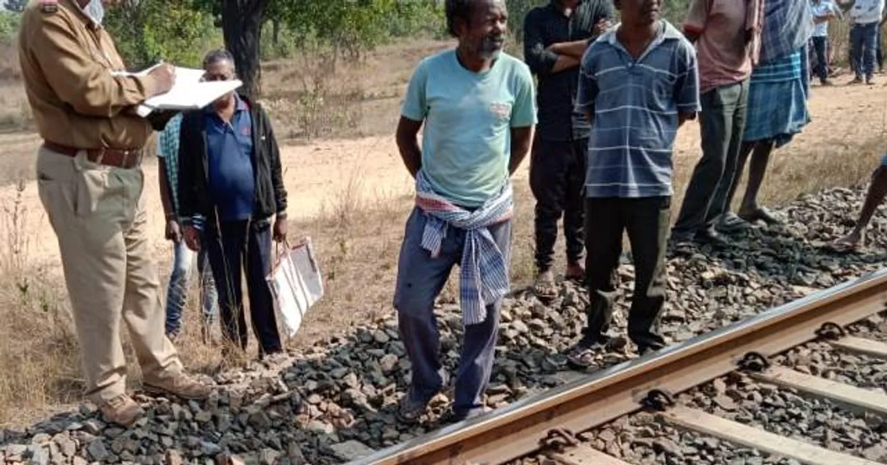 ସମ୍ପର୍କୀୟଙ୍କ ଶୁଦ୍ଧିକ୍ରିୟାରୁ ଫେରିବା ବେଳେ ଟ୍ରେନ୍‌ ଚାପାରେ ବୃଦ୍ଧ ମୃତ; ରେଲୱେ ଓଭର୍‌ ବ୍ରିଜ୍‌ ସଜାଡ଼ିବା ଦାବିରେ ରେଳ ରୋକ