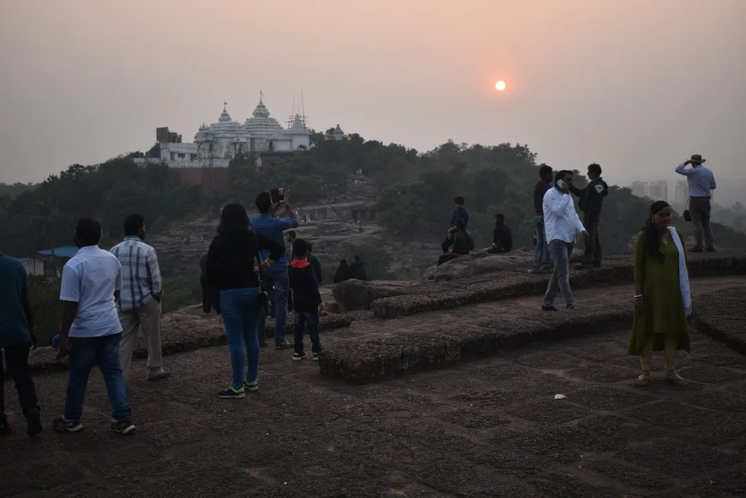  ଭୁବନେଶ୍ୱର ଉଦୟଗିରି ପାହାଡ ଉପରୁ ୨୦୨୦ର ଶେଷ ସୂର୍ଯ୍ୟାସ୍ତର ଦୃଶ୍ୟ (ଫଟୋ: ବିଭୂତି)