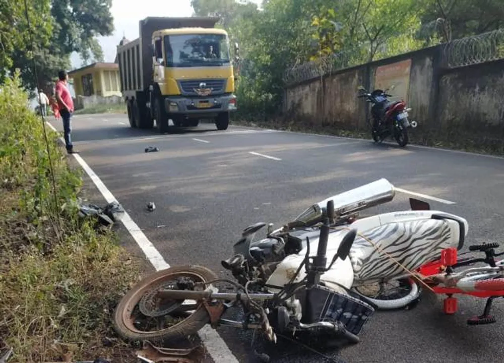  ୩୩ କେଭି ବିଦ୍ୟୁତ ଖୁଣ୍ଟରେ ପିଟିହେଲେ ୨ ବାଇକ୍‌  ଆରୋହୀ; ଜଣେ ମୃତ, ଅନ୍ୟ ଜଣେ ଗୁରୁତର