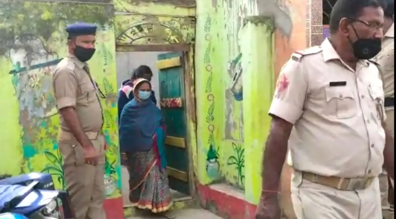  ସ୍ୱାମୀଙ୍କୁ ହତ୍ୟା କରି ବାଡ଼ିରେ ପୋଡି ଦେଇଥିଲା ସ୍ତ୍ରୀ; ମାଜିଷ୍ଟ୍ରେଟଙ୍କ ଉପସ୍ଥିତିରେ ଉଦ୍ଧାର ହେଲା ଖପୁରୀ ଏବଂ ହାଡ଼