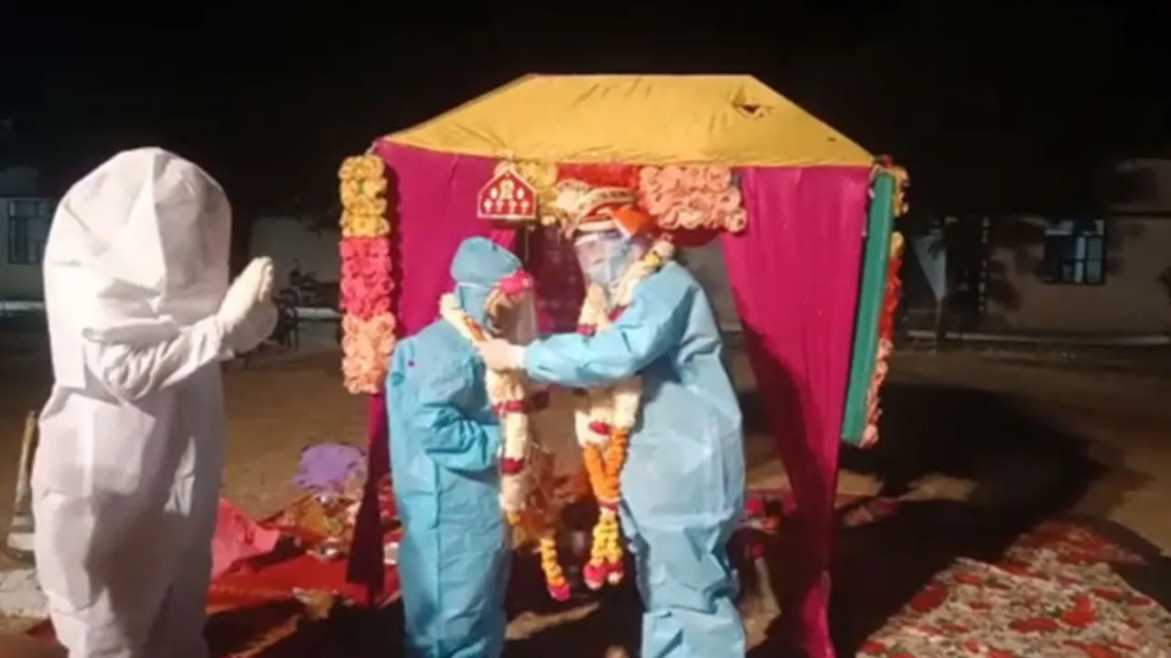  ବାହାଘର ଦିନ କନ୍ୟା କରୋନା ପଜିଟିଭ ଚିହ୍ନଟ ହେବା ପରେ ଏପରି ନିଆରା ଢ଼ଙ୍ଗରେ ହେଲା ବିବାହ