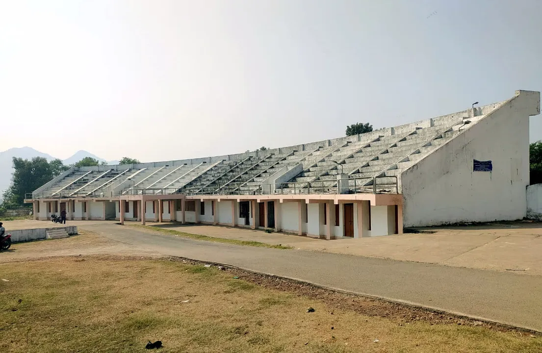  ଗଜପତି ଷ୍ଟାଡିୟମ୍‌ର ଶୋଭା ବଢ଼ାଉଛି ଆବର୍ଜନା କୁଢ଼, ସଞ୍ଜ ନଇଁରେ ଜମୁଛି ମଦୁଆଙ୍କ ଆସର
