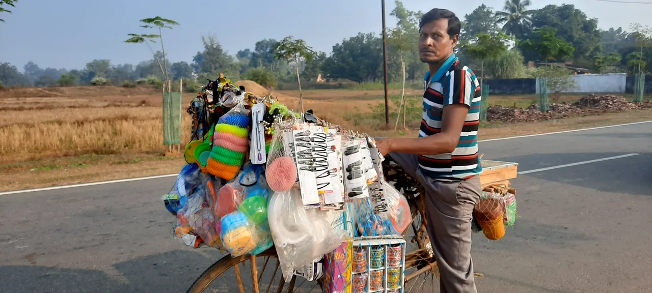  ଫେରିବାଲଙ୍କ ସଂଘର୍ଷମୟ ଜୀବନ: ଧୈର୍ଯ୍ୟର ସହ ମାଇଲ ମାଇଲ ବାଟ ଗଲେ ହିଁ ସବୁ ଜିନିଷ ବିକ୍ରି ହୋଇଥାଏ