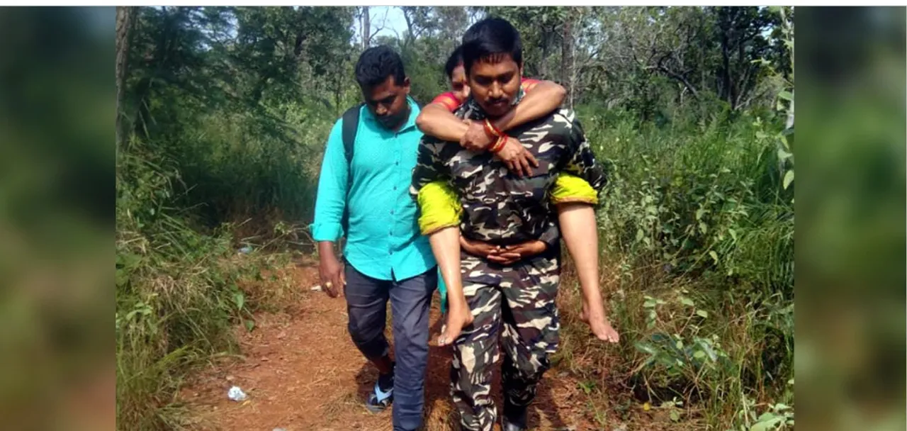  ଏକ ସୁନ୍ଦର ଚିତ୍ର: ଚାଲି ନପାରିବାରୁ ମୁସଲମାନ ଯବାନ ହିନ୍ଦୁ ମହିଳାଙ୍କୁ କାନ୍ଧରେ ବସାଇ ମନ୍ଦିର ପର୍ଯ୍ୟନ୍ତ ପହଞ୍ଚାଇଲେ