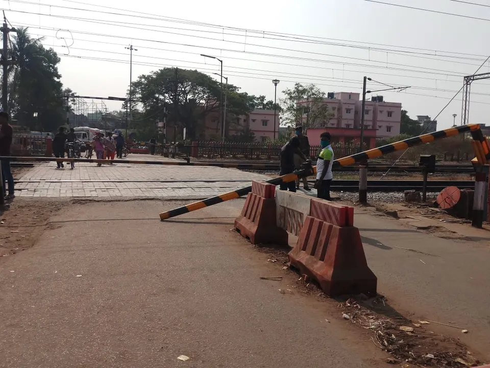  ବୁଲେଟ୍ ଧକ୍କାରେ ରେଳ ଫାଟକ ଭାଙ୍ଗିଲା, ଘଣ୍ଟାଏ ରାସ୍ତା ବନ୍ଦ