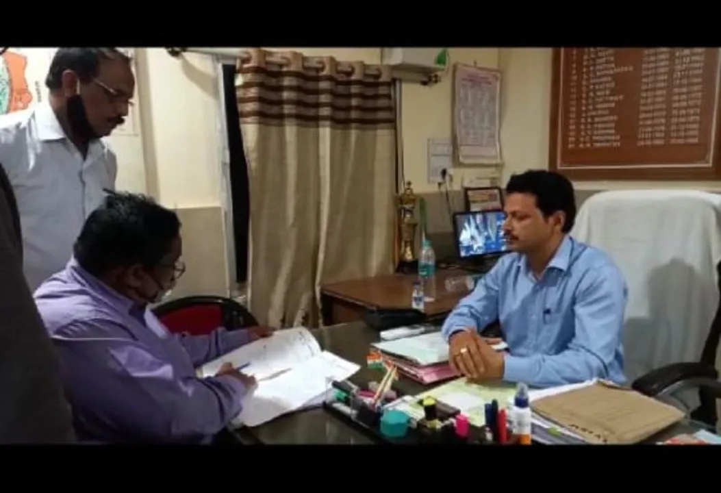  ଟେଲରଙ୍କ ଠାରୁ ୧୫ ହଜାର ଟଙ୍କା ଲାଞ୍ଚ ନେଇ ଧରାପଡ଼ିଲେ ପୌର ନିର୍ବାହୀ ଅଧିକାରୀ