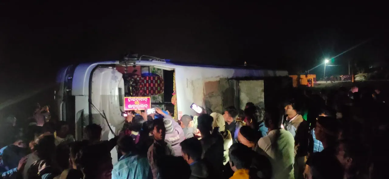  ଶ୍ରମିକଙ୍କୁ ନେଇ ହ୍ରାଇଦାବାଦ୍‌ ଯାଉଥିବା ବସ୍‌ କଳାହାଣ୍ଡିରେ ଓଲଟିଲା, ୨୦ରୁ ଉର୍ଦ୍ଧ୍ୱ ଆହତଙ୍କୁ ହସ୍‌ପିଟାଲରେ ଭର୍ତ୍ତି