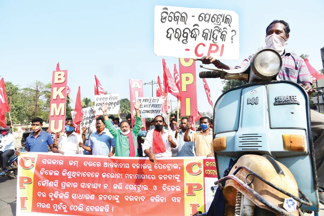  ତେଲ ଦରବୃଦ୍ଧି ବିରୋଧରେ ସିପିଆଇର ବିକ୍ଷୋଭ
