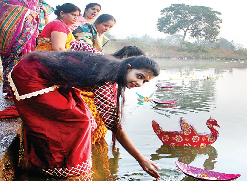  ଡଙ୍ଗା ଭସାକୁ ଅଟକାଇ ପାରିଲାନି ପୁଲିସ୍‌: ଚାଲିଲା ଲୁଚକାଳି, ଭସା‌ଇଲେ ଡଙ୍ଗା