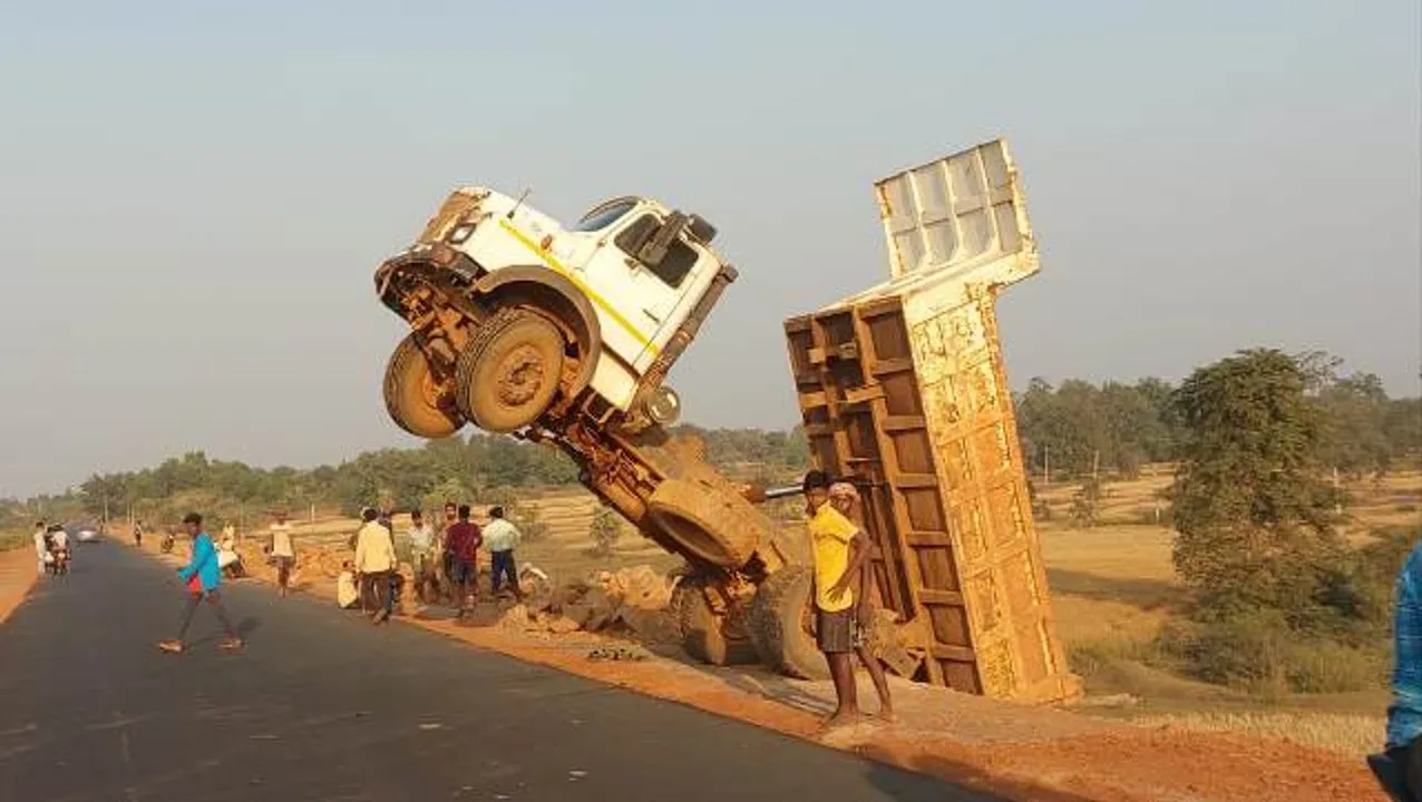  ସଡ଼କରେ ଝୁଲି ରହିଲା ଡମ୍ପର, ବର୍ତ୍ତିଗଲେ ଚାଳକ