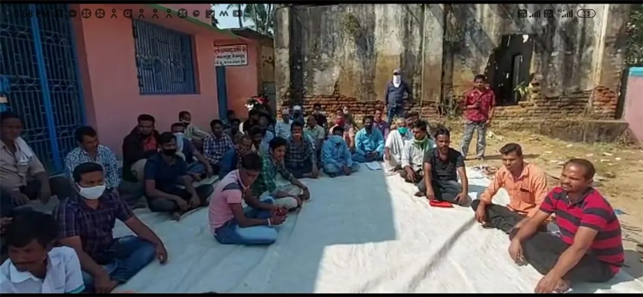 ସମବାୟ ସମିତି ସମ୍ମୁଖରେ ଚାଷୀଙ୍କ ଧାରଣା