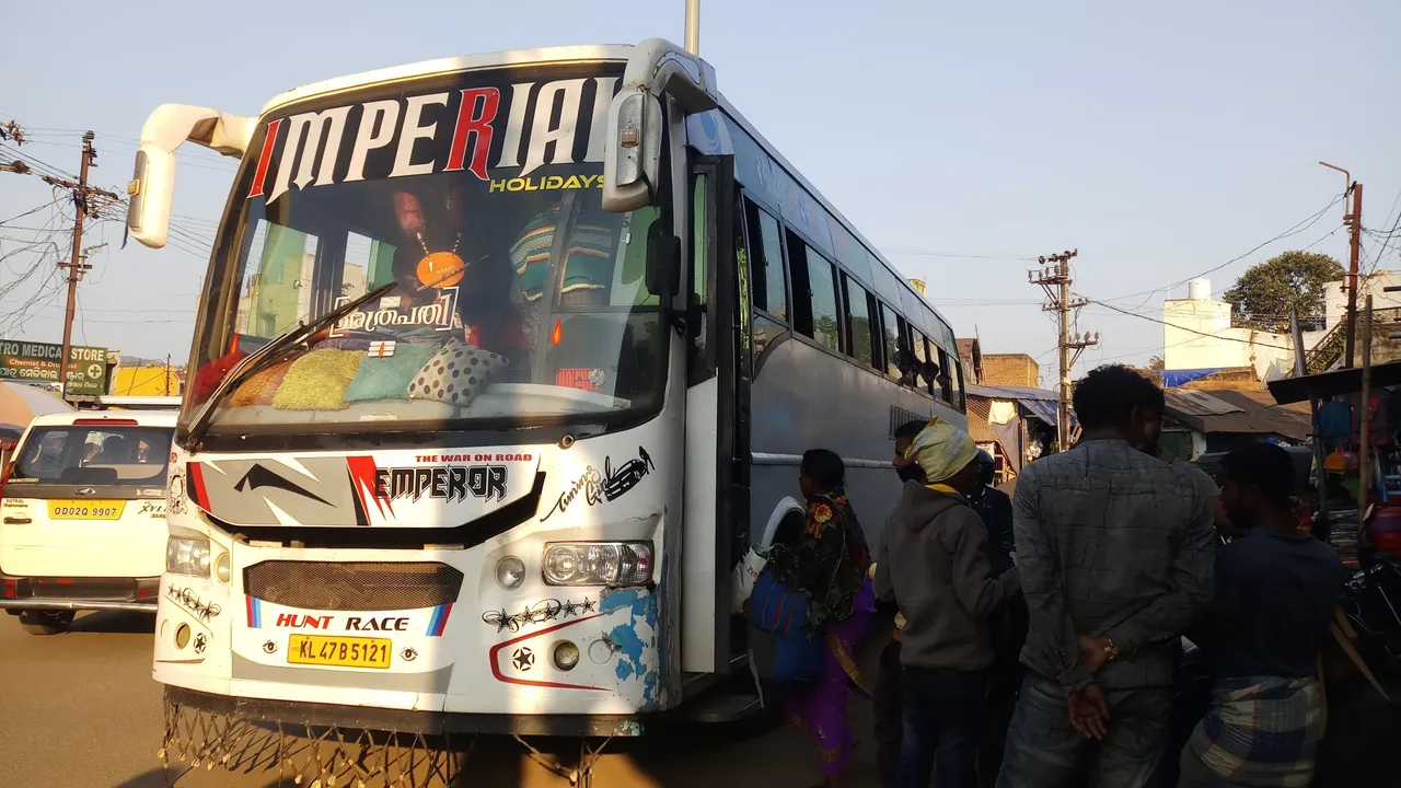  କନ୍ଧମାଳରୁ ଶ୍ରମିକ ଚାଲାଣ ପାଇଁ ଦଲାଲ ସକ୍ରିୟ : ବସ୍‌ରେ ଶହ ଶହ ଯୁବକ ଯୁବତୀଙ୍କୁ ନିଆଯାଉଛି କେରଳ