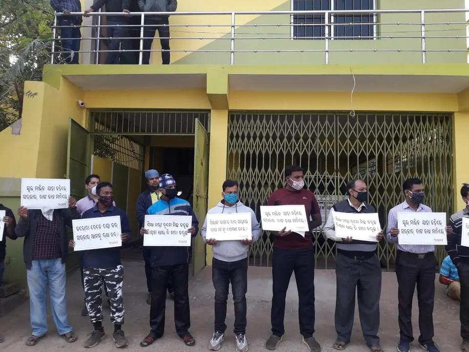  ଅଭିଭାବକମାନଙ୍କ ଦ୍ବାରା ଗଣଶିକ୍ଷା ମନ୍ତ୍ରୀଙ୍କ ବାସଭବନ ଘେରାଉ