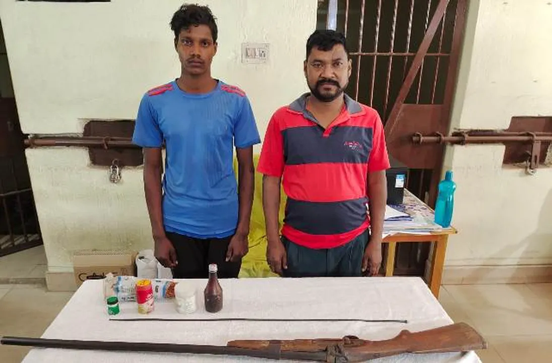  ଝାରସୁଗୁଡ଼ା:  ବନ୍ଧା ହେଲେ ଶିକାର ଉଦ୍ଦେଶ୍ୟରେ ଯାଉଥିବା ୨ ଯୁବକ, ବନ୍ଧୁକ ଓ ବୋଲେରୋ ଜବତ