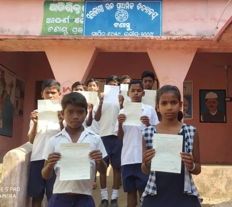  ସ୍କୁଲ ବନ୍ଦ ବିଚାରାଧୀନ: ପିଲାଙ୍କୁ ଟିସି ଦେଇ ଦେଲେ ପ୍ରଧାନଶିକ୍ଷକ, ବିଇଓ କହିଲେ ତଦନ୍ତ ପରେ କାର୍ଯ୍ୟାନୁଷ୍ଠାନ