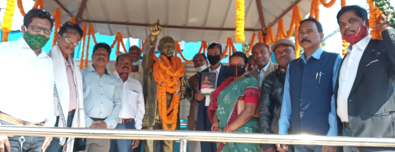  ଫୁଲବାଣୀରେ ଆମ୍ବେଦକରଙ୍କ ତିରୋଧାନ ଦିବସ : ଜିଲ୍ଲାପାଳ ଅଫିସ୍ ସମ୍ମୁଖରେ ପ୍ରତିମୂର୍ତ୍ତି ନିର୍ମାଣ ଦାବି