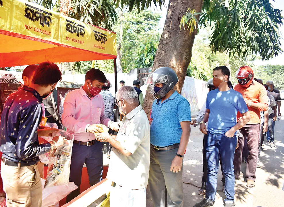  ‘ସମ୍ବାଦ’ କୁପନ ଦେଖାଇ ଉପହାର ନେଲେ ପାଠକ