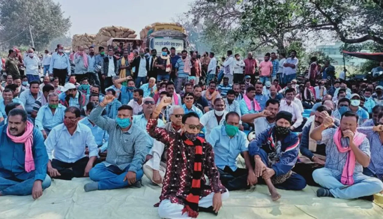  ପଶ୍ଚିମ ଓଡ଼ିଶାରେ ଚାଷୀ ତାତିଲେ : ମୁମ୍ବାଇ-କୋଲକାତା ରାଜପଥ ଅବରୋଧ