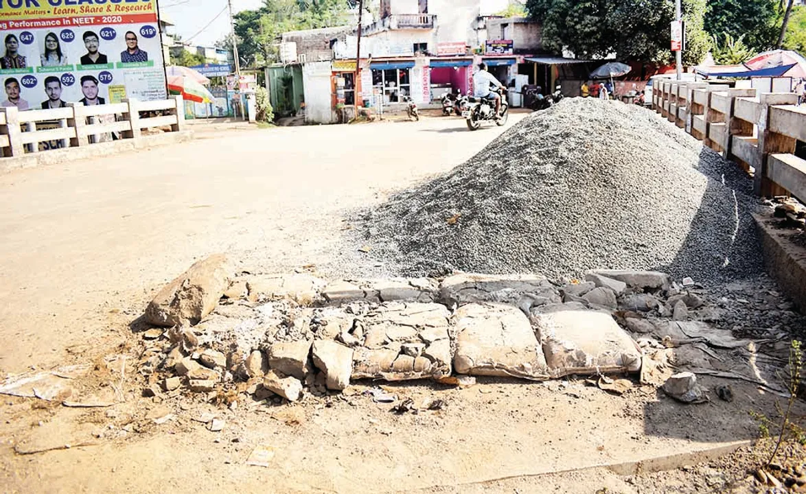  କାମରେ ଲାଗୁନି ବ୍ରିଜ୍‌; ଦୟା‌ୱେ‌ଷ୍ଟ କେନାଲରେ ମାଡ଼ି ଚାଲିଛି ରିଟେନିଂ ୱାଲ୍‌