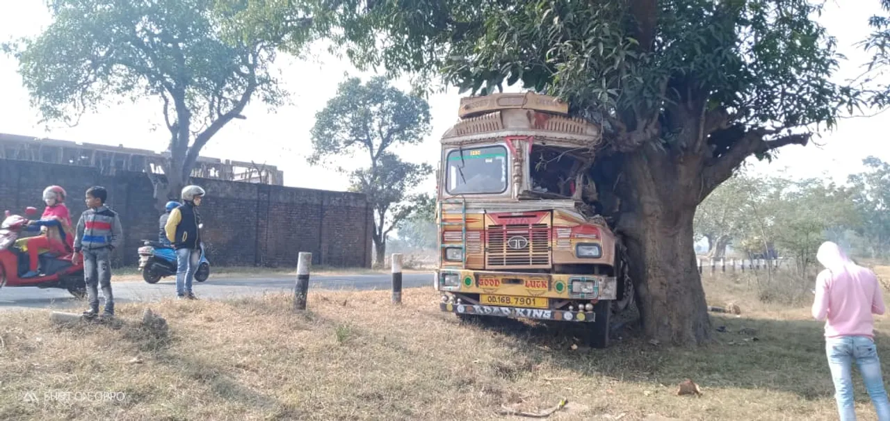  ଗଛରେ ପିଟି ହେଲା ଟ୍ରକ୍: ହେଲପର୍ ମୃତ, ଡ୍ରାଇଭର୍ ଆହତ