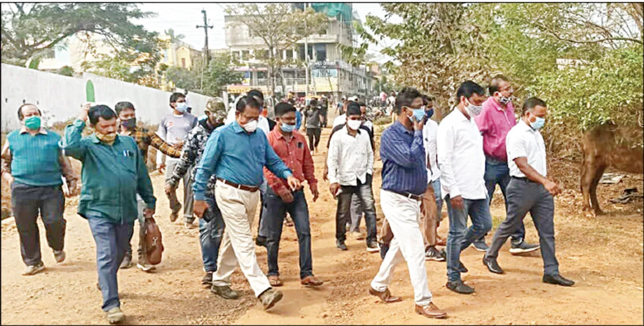  ଅଳିଆ ଦେଖି ନାକ ଟେକିଲେ କମିସନର, ନିଜେ ରହି ଡମଣା ହାଟ ନିକଟରେ ସଫେଇ କଲେ