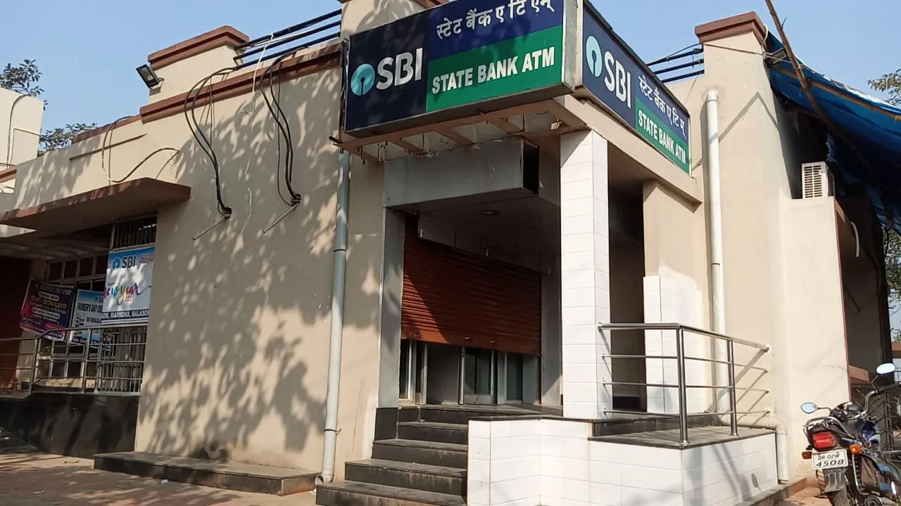  ଏଟିଏମ ଭାଙ୍ଗି ଚୋରି କରିବା ଉଦ୍ୟମ ବିଫଳ ହେବାପରେ ଘଟଣାସ୍ଥଳରୁ ଚମ୍ପଟ ମାରିଲେ ଦୁର୍ବୃତ୍ତ