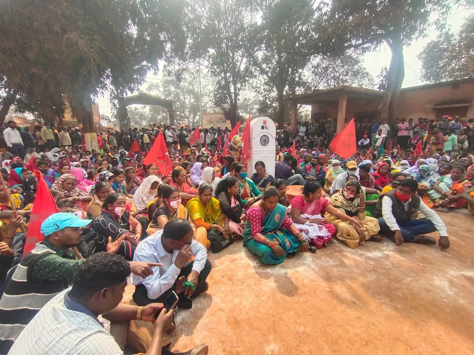  କୋଇଡା ବିଡିଓଙ୍କୁ ଘେରିଲା ସିପିଆଇଏମ୍‌; ବଣାଇଁ ବିଧାୟକ ଲକ୍ଷ୍ମଣ ମୁଣ୍ଡାଙ୍କ ନେତୃତ୍ଵରେ ବିକ୍ଷୋଭ, ପୁଲିସ ସହ ଧସ୍ତାଧସ୍ତି 
