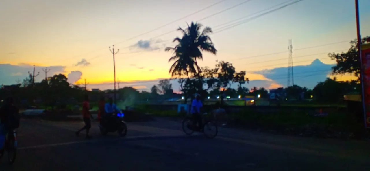  ବାଲେଶ୍ବର ସହରରୁ ୨୦୨୧ ମସିହା ପ୍ରଥମ ଦିନର ଅସ୍ତଗାମୀ ସୂର୍ଯ୍ୟର ମନୋରମ ଦୃଶ୍ୟ। (ଫଟୋ: ମନୋଜ ବିଶ୍ବାଳ)