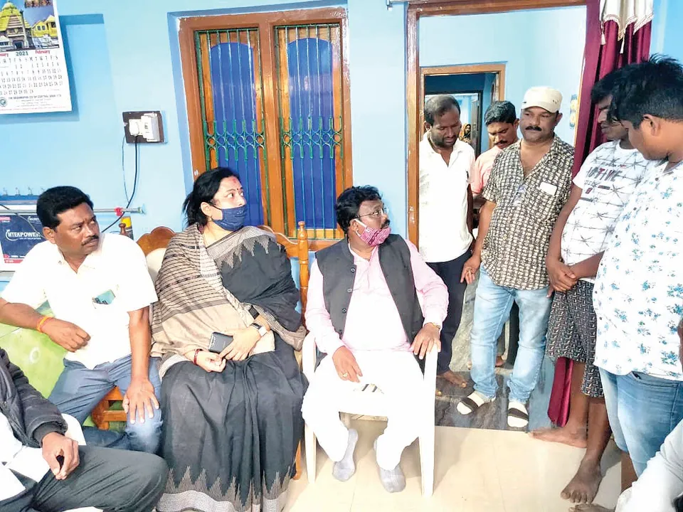  ଦେବରାଜଙ୍କ ପରିବାରକୁ ଭେଟିଲେ ବିଜେପି ପ୍ରତିନିଧି ଦଳ