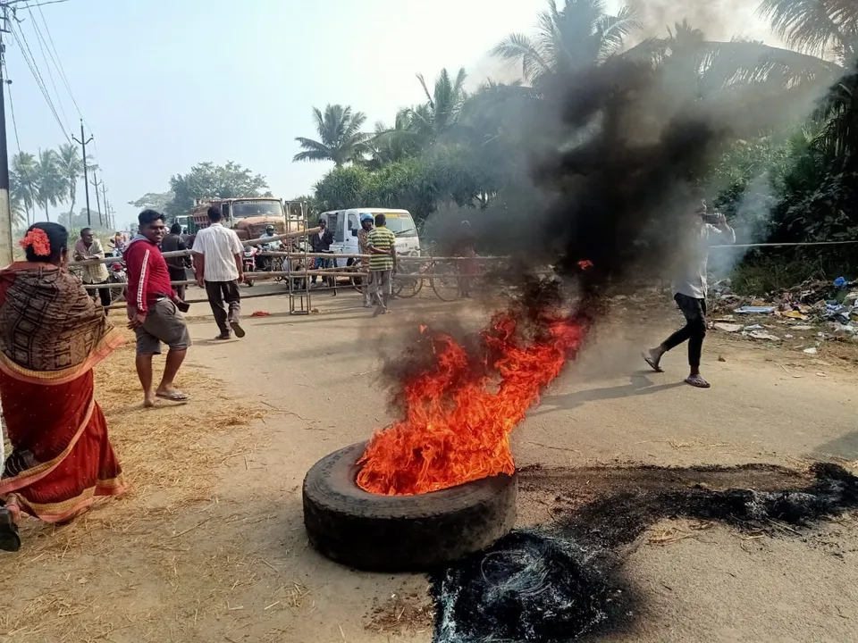  ମଣ୍ଡି ଦାବିରେ ଚାଷୀ ତାତିଲେ, ଟାୟାର୍ ଜାଳି ୪ ଘଣ୍ଟା ରାସ୍ତା ଅବରୋଧ