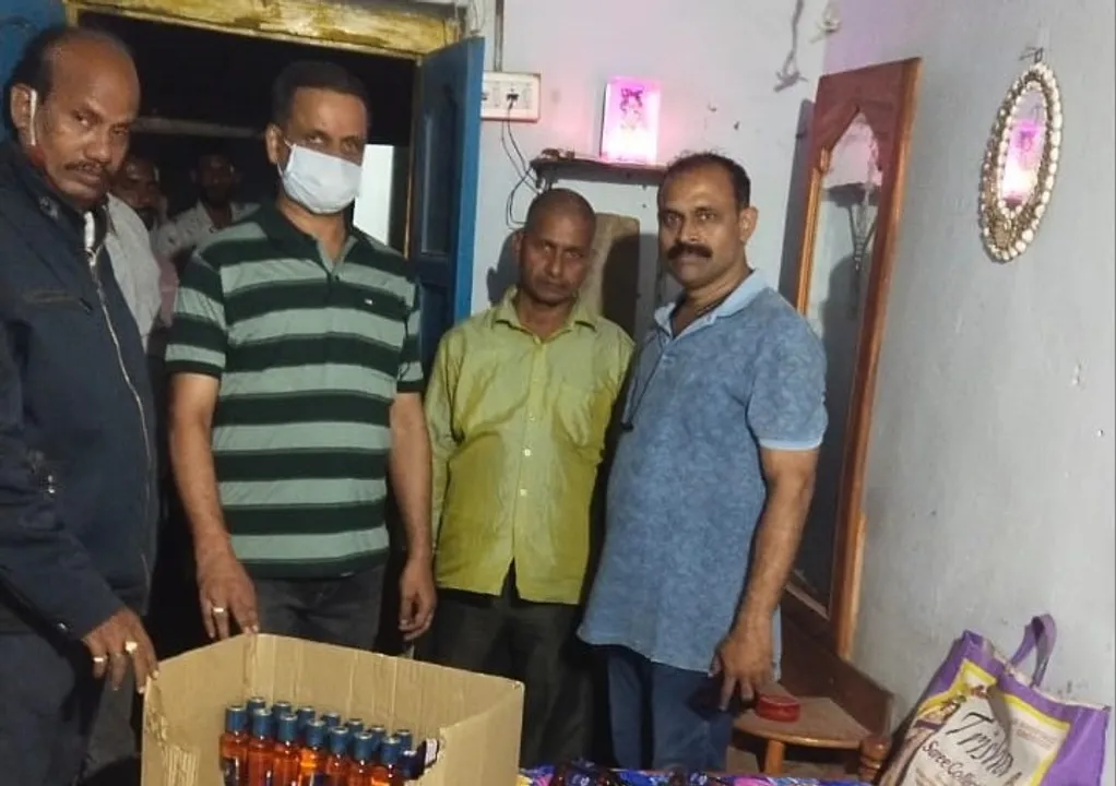  ଭଡ଼ାଘରେ ନକଲି ମଦ ପ୍ରସ୍ତୁତି, ୧୨ ପେଟି ସହ ଲେବଲ୍‌ ଜବତ