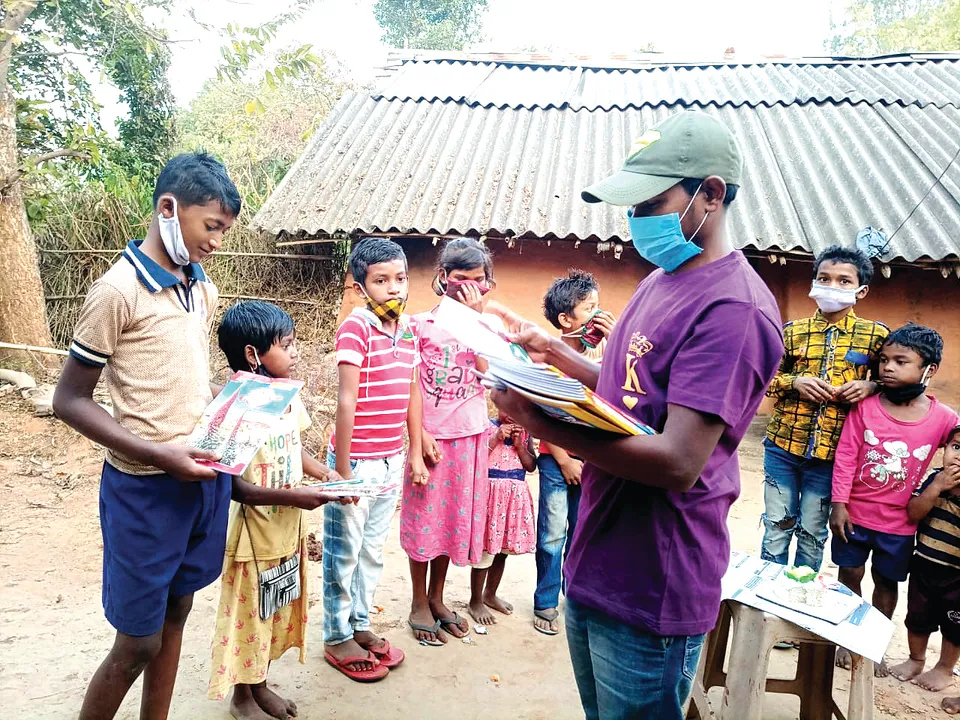  ପିଲା ଓ ବୃଦ୍ଧବୃଦ୍ଧାଙ୍କ ଗହଣ‌ରେ ଜନ୍ମଦିନ ପାଳିଲେ ଯୁବ ସମାଜସେବୀ