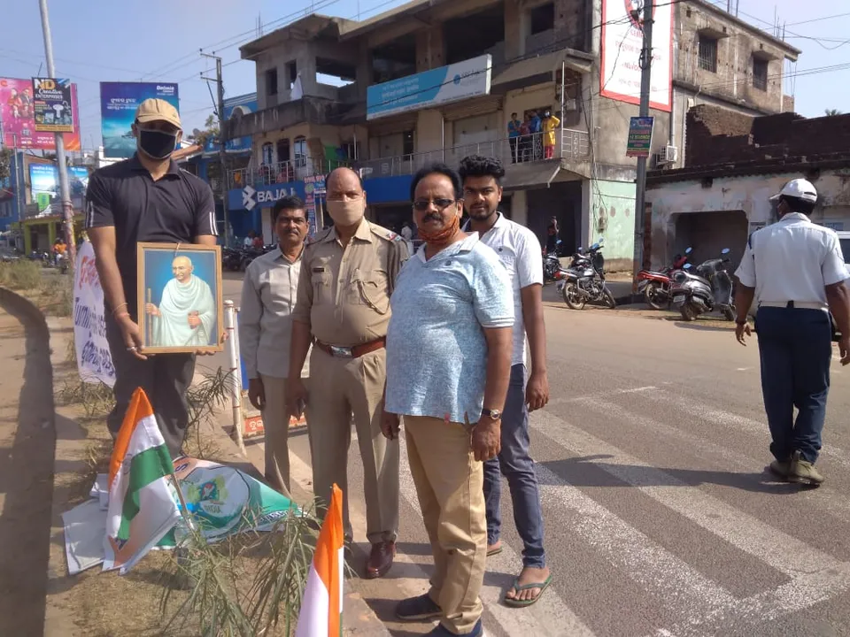  ଶାନ୍ତିପୂର୍ଣ୍ଣ ସତ୍ୟାଗ୍ରହର ବିଜୟ: ହମ୍ପସ୍, ଟ୍ରାଫିକ ପୁଲିସ ଓ ବେରିକେଡ୍ ଦାବିରେ ମାନବାଧିକାର କର୍ମୀଙ୍କ ଧାରଣା ଭଙ୍ଗ