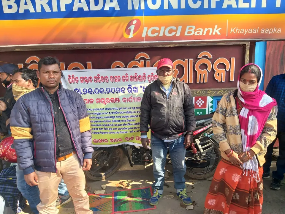  କଠୋର ଜାତିପ୍ରଥା ପରମ୍ପରାରୁ ବାଦ୍‌ ପଡ଼ିଲେନି ଜନପ୍ରତିନିଧି; ପୀଡ଼ିତ ସାନ୍ତାଳ ପରିବାରକୁ ଜାତିରୁ ବାସନ୍ଦ, ଜମି ଜାଲିଆତି ପ୍ରତିବାଦ