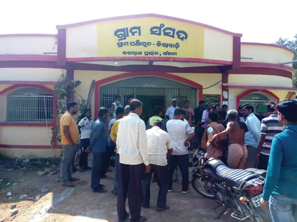  ମନରେଗାରେ ୧୦ଲକ୍ଷ ହଡ଼ପ ଅଭିଯୋଗ ସତ୍ତ୍ବେ ରାସ୍ତା କାମ ଜାରି, ପଞ୍ଚାୟତ ଅଫିସ୍‌ରେ ଉତ୍ତେଜନା, ଗ୍ରାମବାସୀଙ୍କ ରାସ୍ତାରୋକ