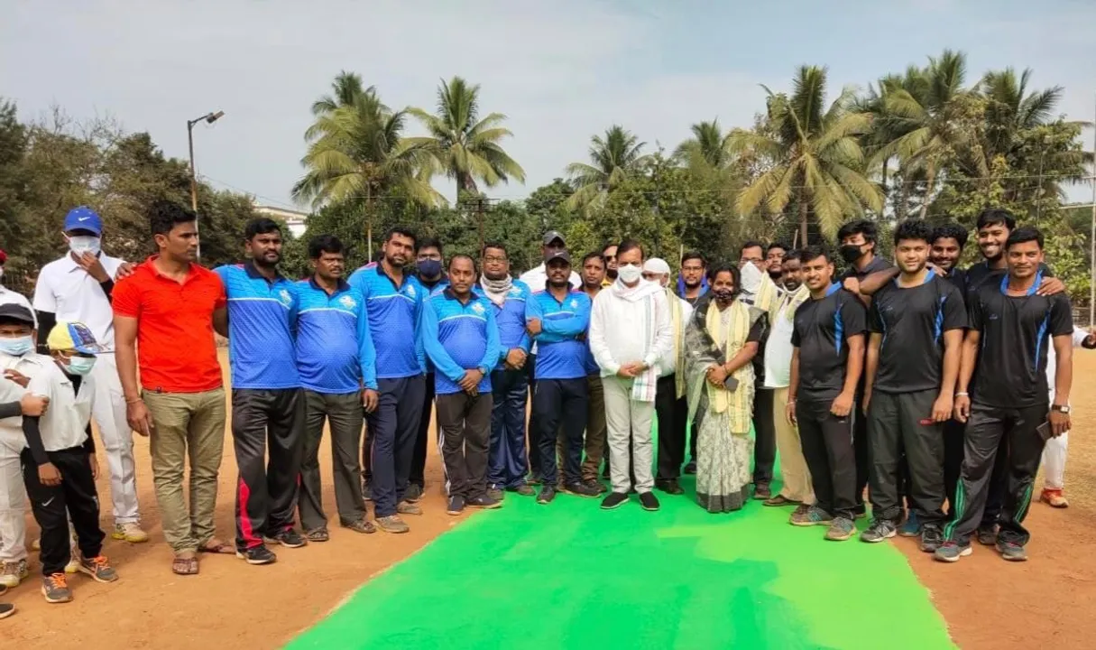  ଏଲ୍‌ଏଲ୍‌ସିସି ଟେନିସ୍ ବଲ୍ କ୍ରିକେଟ୍ ଉଦ୍‌ଘାଟିତ : ବିଏମ୍‌ଏସ୍‌ସିକୁ ହରାଇଲା ମିଡିଆ ଏକାଦଶ