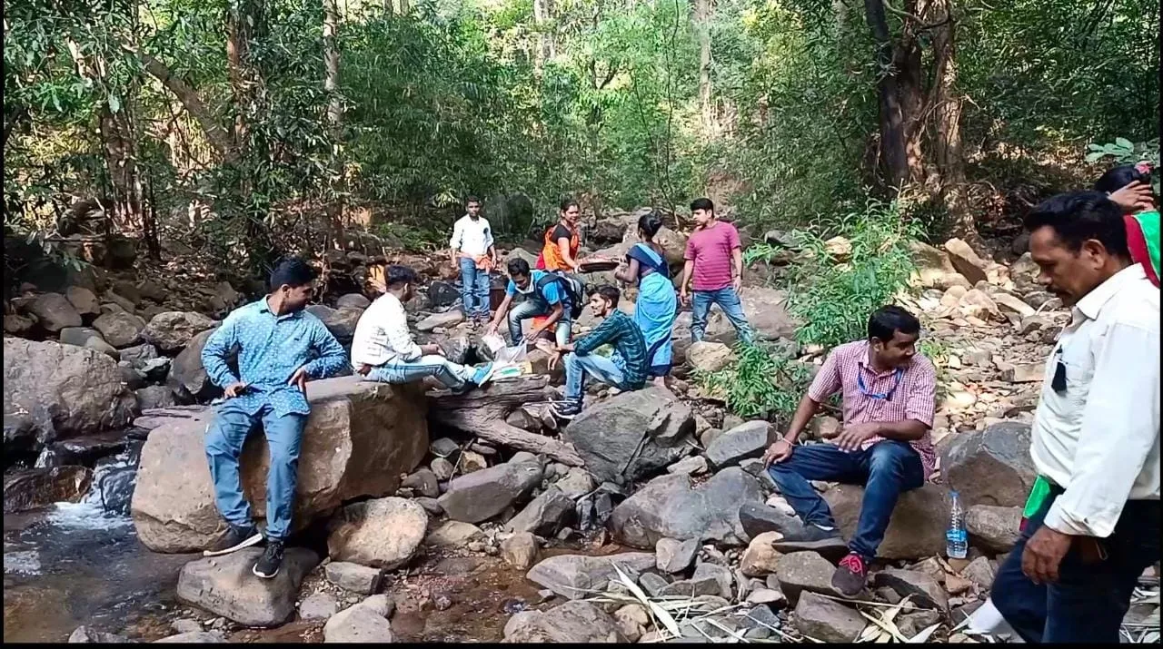  ଲାଲଗଡରେ ୧୫ କିଲୋମିଟର ପାହାଡ ଚଢ଼ି ଦୁର୍ଗମ ତୁଳସୀ ପାହାଡରେ ପହଞ୍ଚିଲେ ସ୍ବାସ୍ଥ୍ୟ ଟିମ