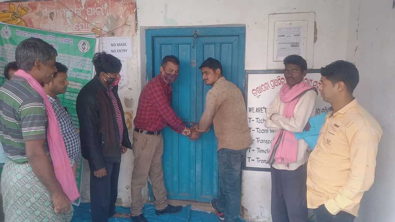  ତୁଷୁରା : ଖୋଲା ଆକାଶ ତଳେ ୭ହଜାର ବସ୍ତା ଧାନ, ସଂପାଦକଙ୍କୁ କୋଠରିରେ ତାଲା ଦେଲେ ଚାଷୀ