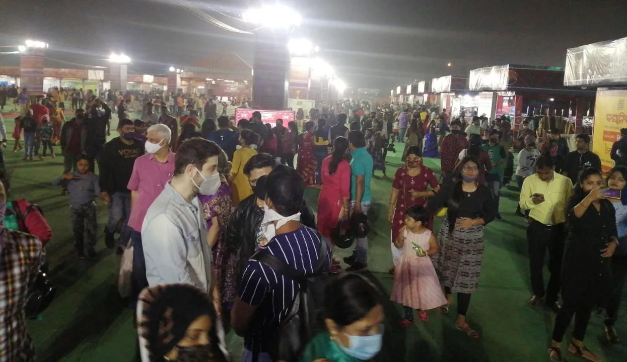  ଭୁବନେଶ୍ବରରେ ଅନୁଷ୍ଠିତ ତୋଷାଳି ମେଳାରେ ଗ୍ରାହକଙ୍କ ଭିଡ଼। (ଫଟୋ: ବିଭୂତି)