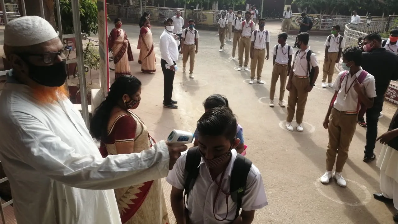  ଭୁବନେଶ୍ବର: ସ୍କୁଲ ଭିତରକୁ ପ୍ରବେଶ କରିବା ପୂର୍ବରୁ ଛାତ୍ରଛାତ୍ରୀମାନଙ୍କ ଥର୍ମାଲ୍ ସ୍କାନିଂ