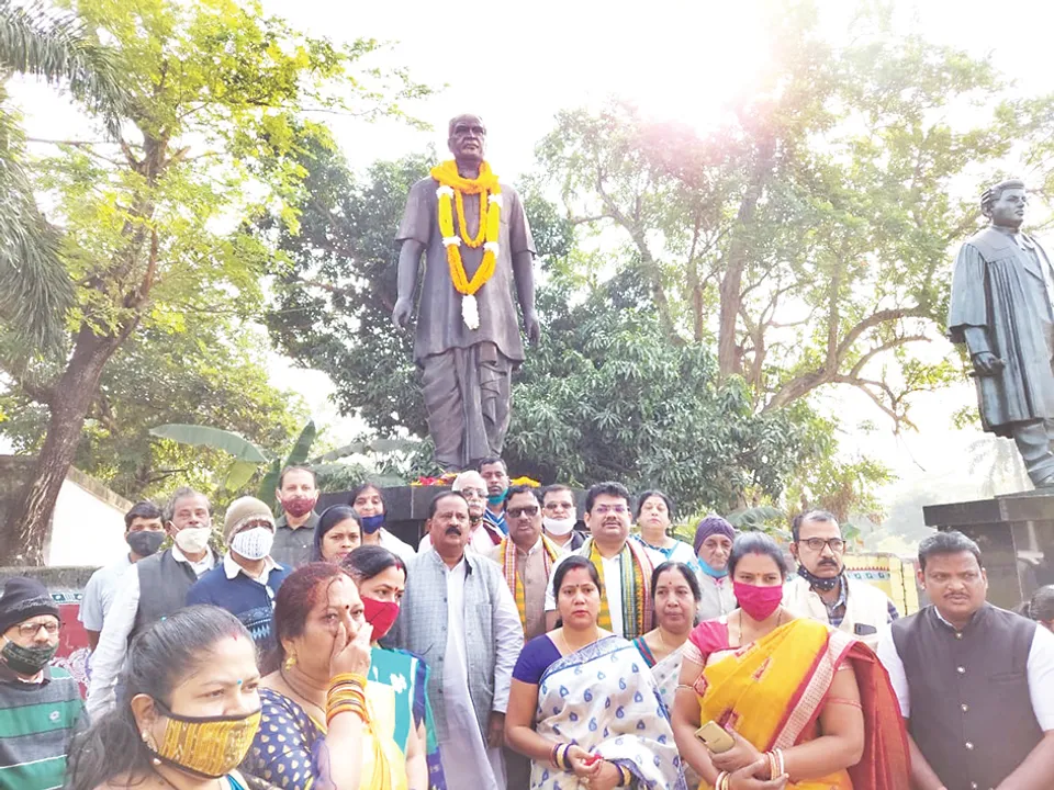  ବିପ୍ଳବୀ ଚକ୍ରଧର ବେହେରାଙ୍କ ପ୍ରତିମୂର୍ତ୍ତିରେ ମାଲ୍ୟାର୍ପଣ