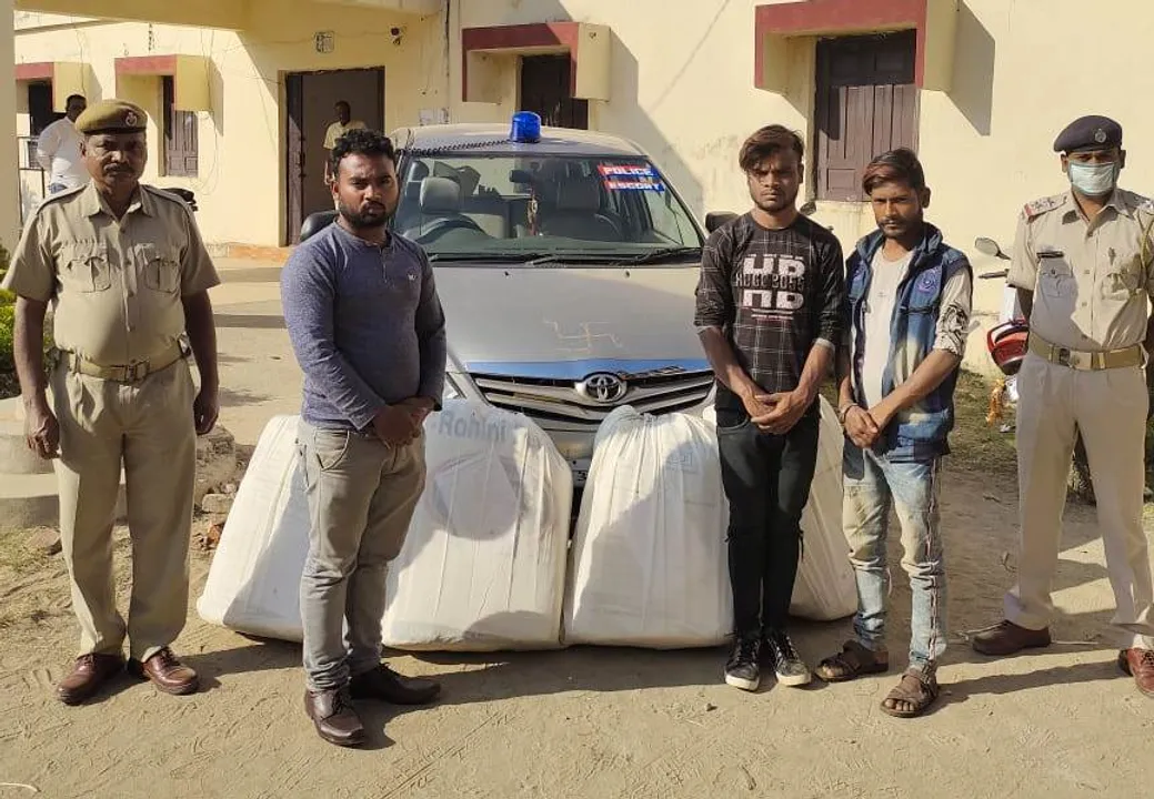  ପୁଲିସ ଗାଡ଼ିର ଷ୍ଟିକର ଲଗାଇ ଗଂଜେଇ ଚାଲାଣ : ଏକ କ୍ବିଣ୍ଟାଲ୍ ଗଂଜେଇ ଜବତ, ୩ ଗିରଫ