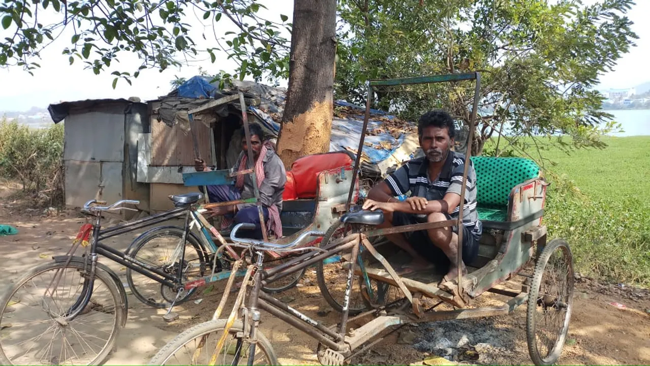  ଶୁଣିବାକୁ ମିଳୁନି ‘ଏ ରିକ୍ସା’ ଡ଼ାକ : ଶହ ଶହ ପରିବାରର ଜୀବନ ଜୀବିକା ଦୁର୍ବିସହ ‌
