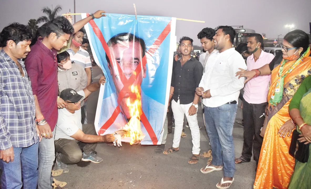  ଦିବ୍ୟାଙ୍ଗ ଯୁବତୀଙ୍କୁ ଯୌନ ଶୋଷଣ ମାମଲା : ବିଜେପିର ବିକ୍ଷୋଭ, କଂଗ୍ରେସର ତଥ୍ୟ ସଂଗ୍ରହ